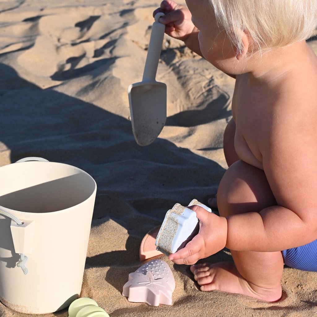 Bambinista - SUNNYLIFE - SUNNYLIFE Silicone Bucket & Spade Set Apple Sorbet Multi